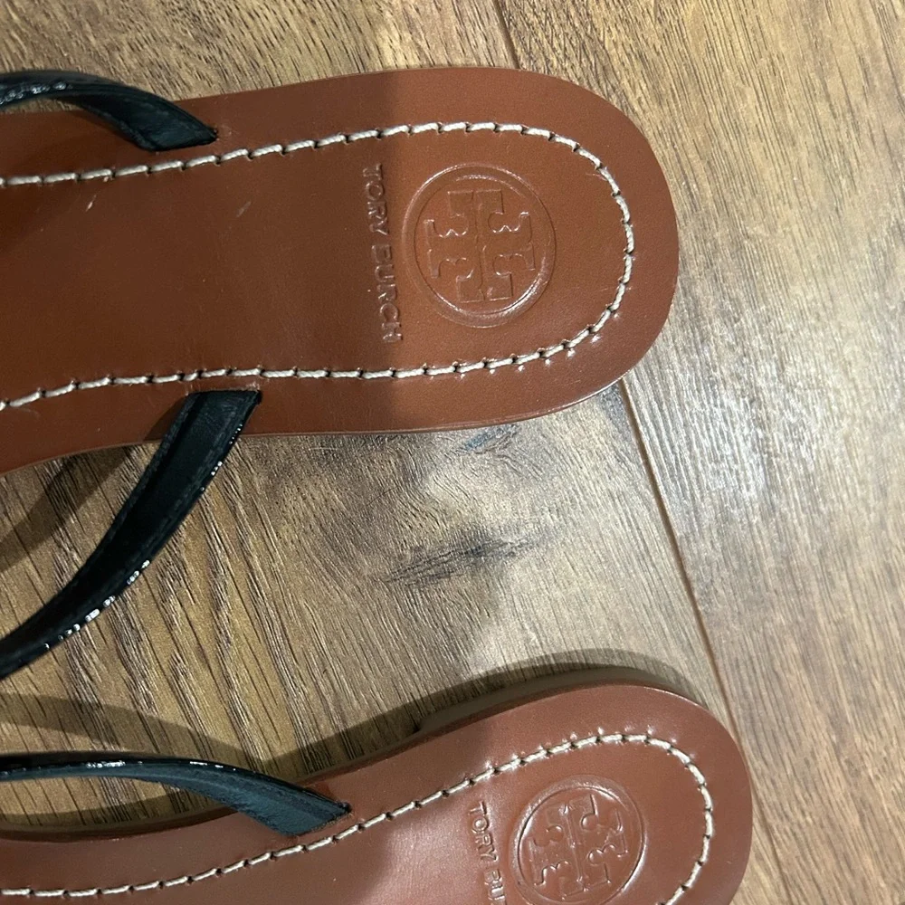 Tory Burch Black Patent Thong Sandals with Brown Footbed